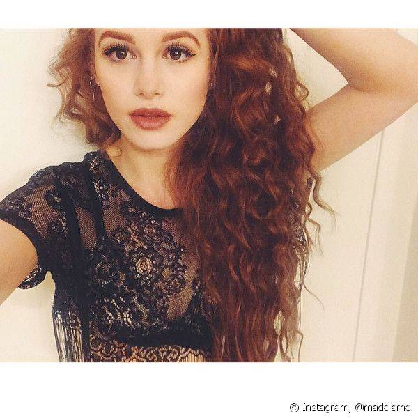Madelaine Petsch gosta de apostar em v?rias camadas de m?scara de c?lios e delineado para destacar o olhar na maquiagem (Foto: Instagram @madelame)